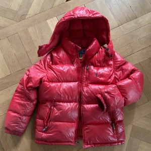 Ralph lauren dunjacka - Skick 6/10, har ett litet hål på vänster sidan bredvid luvan. Priset sitter inte i sten.
