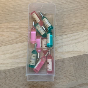 Vin berlocker - Super fina vin berlocker! 3kr styck💕