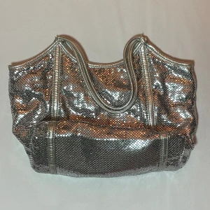 Silver väska - Jättesöt väska med fack och en liten inbyggd spegel.