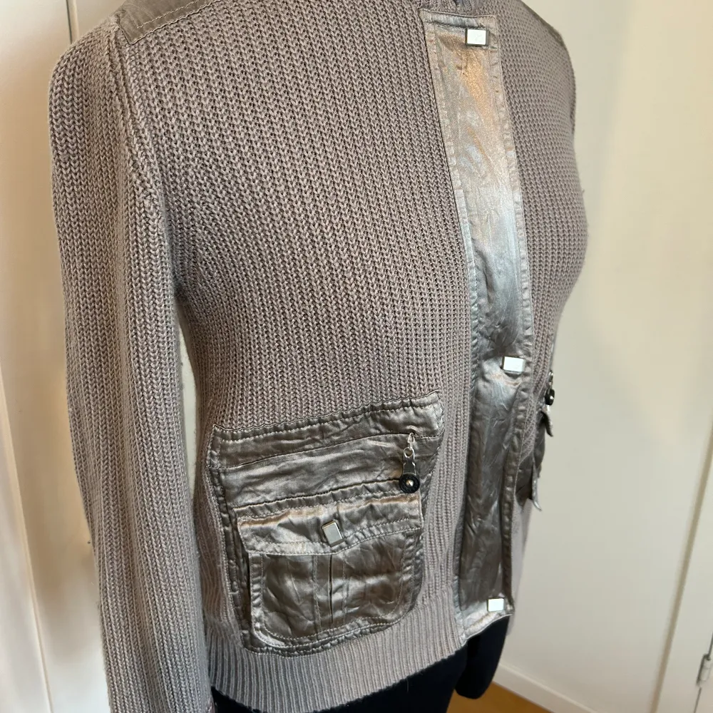 Super fin ribbad tröja med drag kedja och silver detaljer. Köpt vintage i Tokyo.. Tröjor & Koftor.