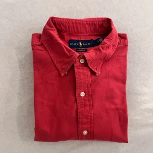 Ralph Lauren skjorta - Skjortan är i använt skick, men har inga direkta defekter.  ”Classic fit” passform.  Skriv om du undrar något!  Rimliga prisförslag välkomnas!  FLER LIKNANDE PLAGG PÅ PROFILEN  67
