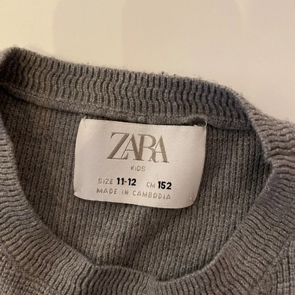 En basic grå Zara tröja i såå skönt material. Passar XS-S! 🩷. Tröjor & Koftor.