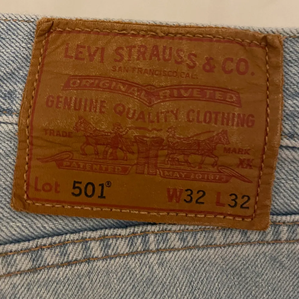 Leves 501 original Delvis använda, men fräscha. Farkut & Housut.
