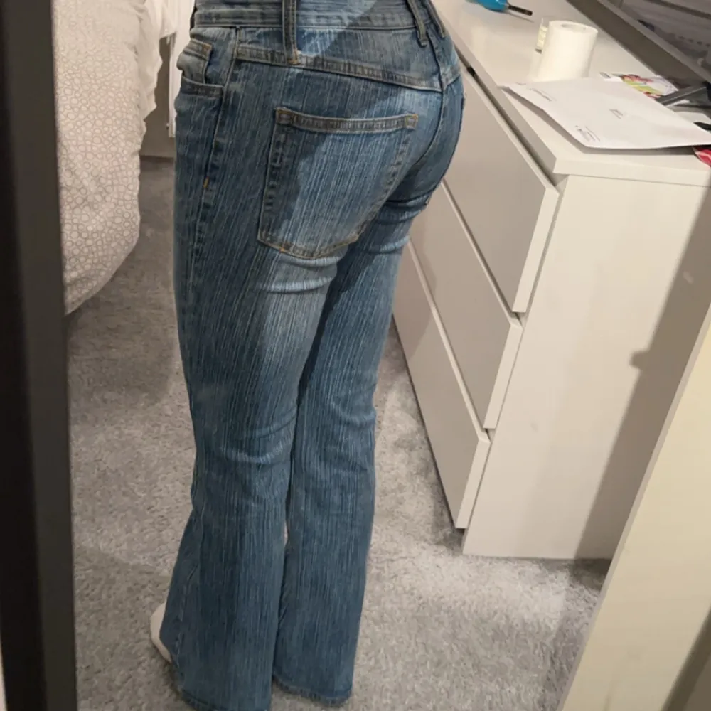 Lågmidjade jeans från brandy Melville⭐️ Storleken står inte men passar mig som har 36 i vanliga fall💓innerbenslängd: 80cm, jag är 168 och de är perfekt! Inga defekter💓. Jeans & Byxor.