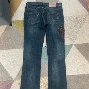 ett par snygga lowwaist jeans som är köpta på loppis men som tyvärr är för stora för mig. midjemått: ca 41cm tvärs över och innerbenslängd: ca 84/85cm. kontakta mig om du vill ha bild på! 💕💕 köparen står för frakten 💕💕
