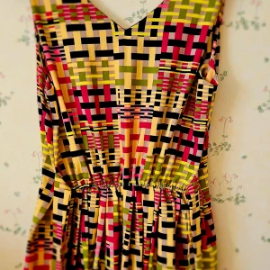 Barbie klänning  - Klänning i retro stil. Från rödakorset. Hade en sommar. Lite urringad. M. St 38. Sval. Siden eller något. Tunn. Perfekt i vinden. Kan ta mer bilder. Barbie stil. Möts i Göteborg. 45kr eller bytessak. 