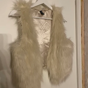 Pälsväst - Superfin cremvit pälsväst, endast använd en gång 💞