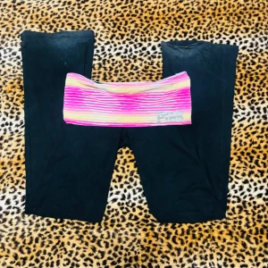 2000s foldover victoria secret yogabyxor - FAST PRIS - ✰*ੈ✩‧₊˚ läs gärna köpvillkoren innan köp ✰ skickar inga bilder på <3 pink foldover yoga byxor från victoria secret, från 2000-talet ✰ defekter på bild 2 ✰ midja: 35 cm, innerben: 78 cm ✰ skriv gärna vid frågor💋