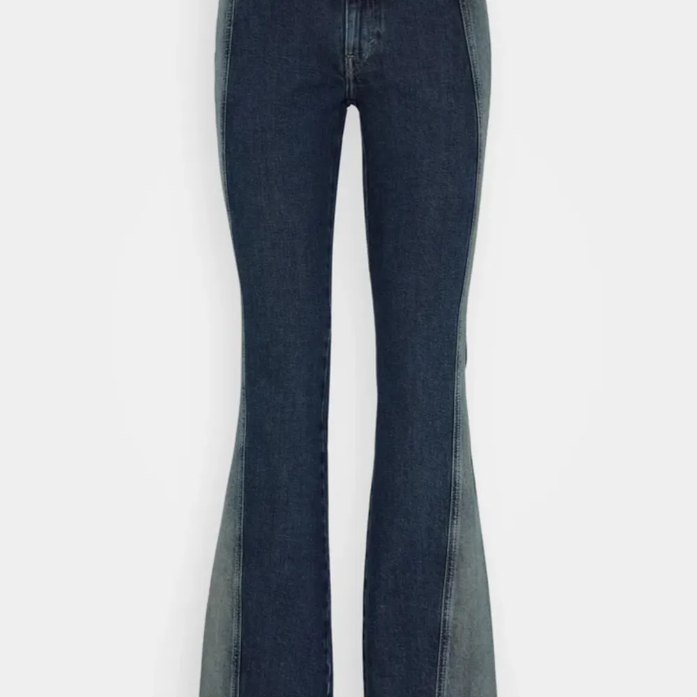 Säljer dessa coola jeans ifrån weekday.  . Jeans & Byxor.