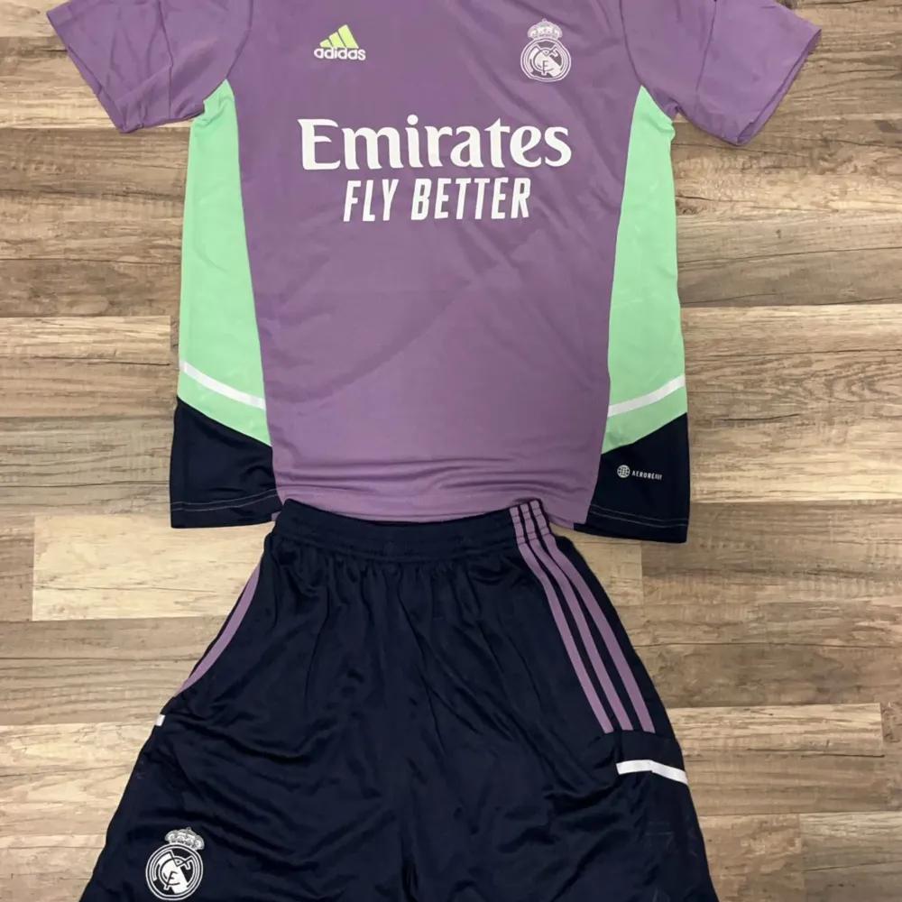 Real Madrid tränings tröja helt ny  Nypris: 1199 (Byxorna och en påse ingår ). T-shirts.