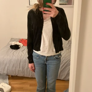 Kofta - Svart kofta. Jag är 165 cm lång ungefär. Frakten ingår inte i priset. Skriv om du har frågor💓