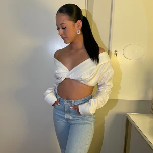 Satin blus PLT - Topp/blus - Prettylittlething. Textil/färg - Satin/vit. Storlek 36. Skick - Utmärkt skick! Inga defekter så som märken, noppor, trådar etc. 