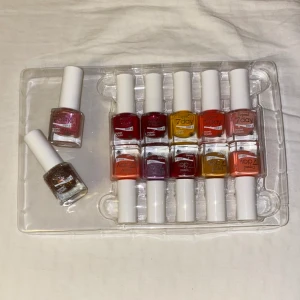nagellack  - den ljusrosa är endast testad, resten är helt oanvända🫶 30kr styck eller 250 för alla💕 dma för att köpa