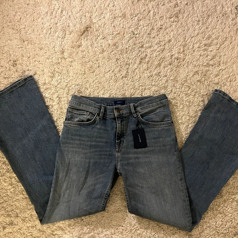 Säljer dessa lågmidjade jeans från Gant i modellen bootcut/flare. Helt nya och oanvända med prislappen på (kommer inte till användning). Är i storlek 15 år (170 — xs/s). Skriv för frågor eller fler bilder💖. Jeans & Byxor.