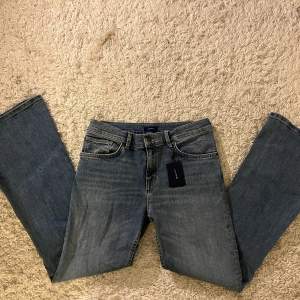 Säljer dessa lågmidjade jeans från Gant i modellen bootcut/flare. Helt nya och oanvända med prislappen på (kommer inte till användning). Är i storlek 15 år (170 — xs/s). Skriv för frågor eller fler bilder💖