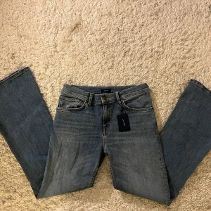 Lågmidjade jeans  - Säljer dessa lågmidjade jeans från Gant i modellen bootcut/flare. Helt nya och oanvända med prislappen på (kommer inte till användning). Är i storlek 15 år (170 — xs/s). Skriv för frågor eller fler bilder💖