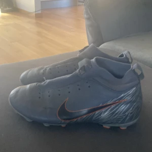 Hej, säljer mina gamla Nike forbollskor  - Forbollskor, skick 7/10, storlek 37,5