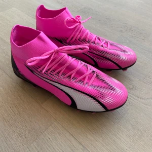 Puma fotbollskor - Puma ultra pro rosa/svart/vit fotbollskor - storlek 37 Använda en gång men ser helt nya ut Hör av er om ni har frågor mm!🩷 