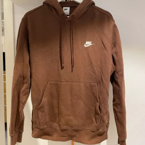 Nike hoodie  - Säljer en välanvänd Nike hoodie, köptes för något år sedan för 500kr. Den är i bra skick men lite urtvättad, därav priset.