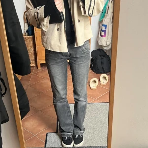 Grå/svarta jeans  - Så balla jeans köpta utomlands. Uppsprättade där nere och midwaisted 🙌🏼 Säljer så de är lite för stora, pris kan diskuteras! 🩷
