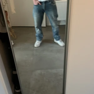 Levis Jeans - Säljer dessa sjukt snygga Levis jeans som endast är använda 2 gånger då dem inte passar mig. Skick: 10/10 nypris:1300 