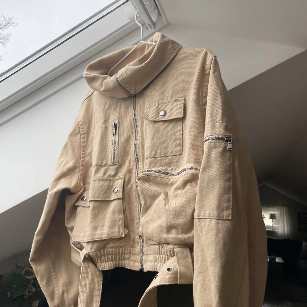 Säljer denna beiga vårjacka från Asos. Storlek: UK10 Skick: Bra skick (knappt använd) Pris: 300kr. Takit.