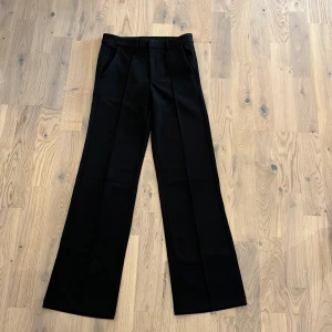 HELT nya kostymbyxor  - Helt nya kostymbyxor, jag köpt fel storlek och de sitter för tight vid lår och rumpa på mig. Passar en som är 152 och kortare!  