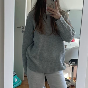 Stickad tröja - Grå stickad tröja 