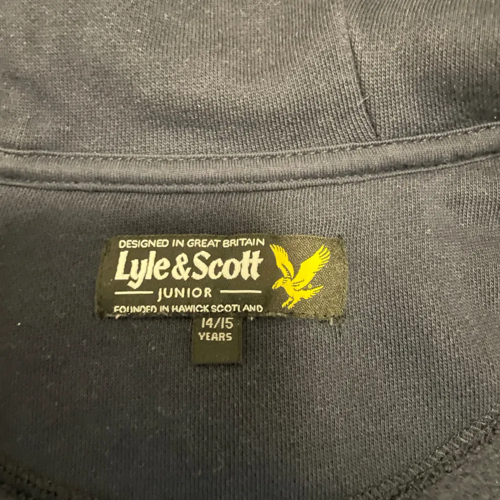 Marinblå Lyle & scott zip hoodie. Den är använd ett fåtal gånger och är i mycket bra skick. Storlek 14/15 sitter som S/Xs.. Hoodies.