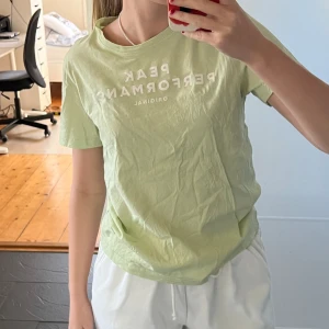 T-shirt - Peak Performance T- shirt i ljusgrön färg, älskar färgen och trycket! (Dåligt ljus i bilden, är piggelin färgad i verkligen)