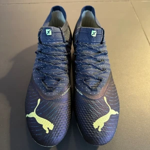 Puma Future - Säljer dessa extremt sköna och snygga PUMA Future Z 1.4 i storlek 44!  Nypris 2299. Mitt pris 600! De billiga priset pga lite skada på vänster sko. Men inget man tänker på! Hör av dig vid ytterligare frågor!🤝🏽