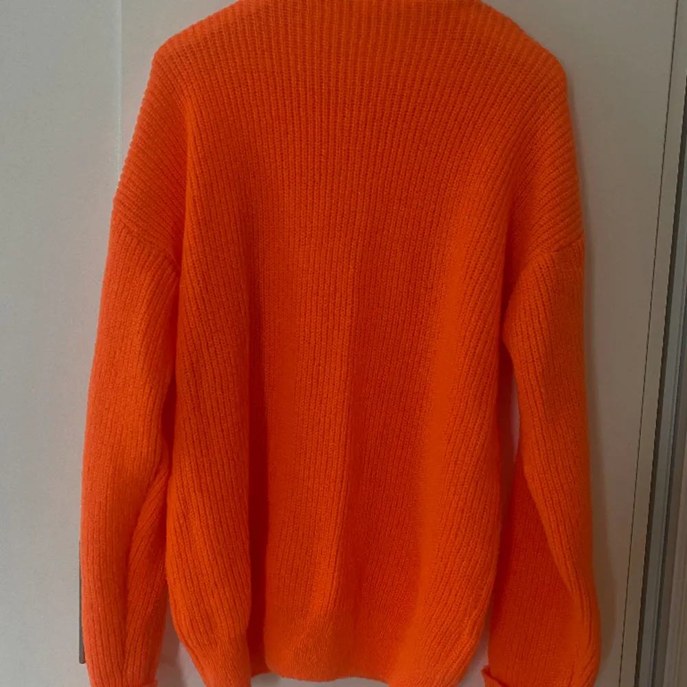 Stickad orange tröja storlek S men stor i storlek så passar S-M. Supersnygg till vita jeans!  I nyskick då den använts endast en gång!. Tröjor & Koftor.
