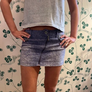 Lågmidjad jeans kjol - Säljer denna så fina lågmidjade jeans kjol😻😻 midjemått 37 cm❤️