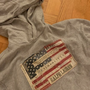 Ralph Lauren hoodie - Tja, säljer denna riktigt feta och trendiga ralph lauren hoodie. Storleken är Small och är i bra kondition. Om ni har mer frågor så skrov mer än gärna!🔥