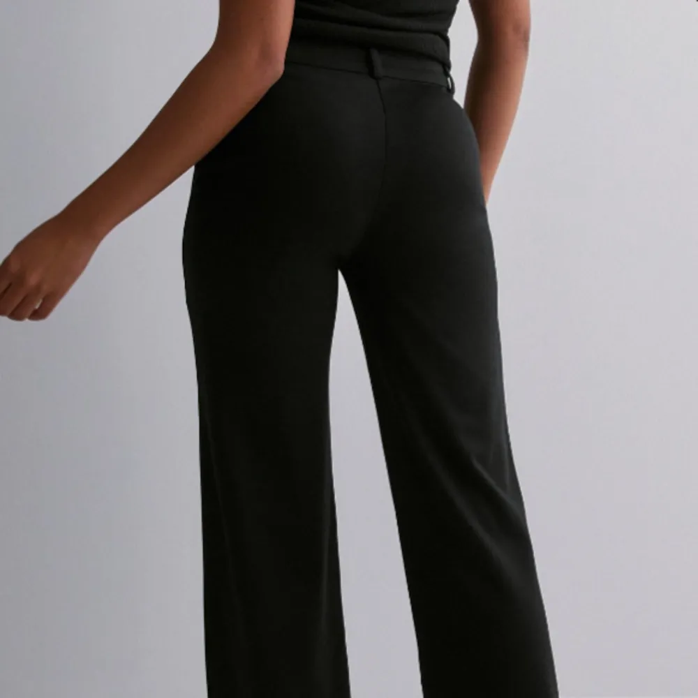Säljer dessa superfina kostymbyxor från Nelly , i modellen ” I Love It Low Waist Suit Pants” 💌 NYSKICK!!  säljer då de inte alls kommit till användning så jag har för många lika 💗 nypris : 499 kr . Jeans & Byxor.