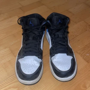 Jordan mid  - Jordans i storlek 41(små i storleken)  Köpta för 2800 kr, stått stående ett tag därför säljer jag de💗
