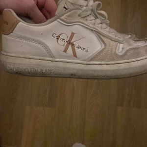 Calvin Klein skor  - Säljer mina Calvin Klein skor använda två somrar bra sick behövs bara tvättas lite 💗köpta för 700kr säljer för 400 kan gå ner till 300 vid snabb affär 