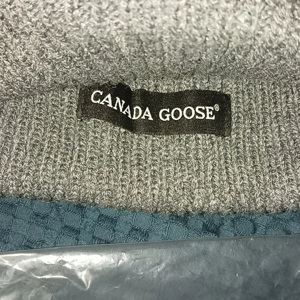 Hej, jag säljer nu den a riktigt snygga Canada goose mössa som endast är använd en gång, pris kan diskuteras vid snabb affär! Mvh Eric. Accessoarer.