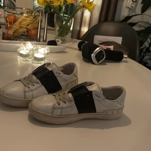 Valentino opens  - Hej, säljer nu mina Valentino opens eftersom dom inte kommer till användning det är storlek 38-39 , hör gärna av er om ni har frågor 😁