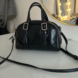 Zara väska  - Jättefin väska, använd max 2-3 gånger. Inte rikgit min stil o kommer inte till användning. Därför vill ja köpa en ny väska🤍Väskan kommer med ett långt band som är avtagbar. (lånade bilder, skriv privat för egna bilder) priset kan diskuteras 