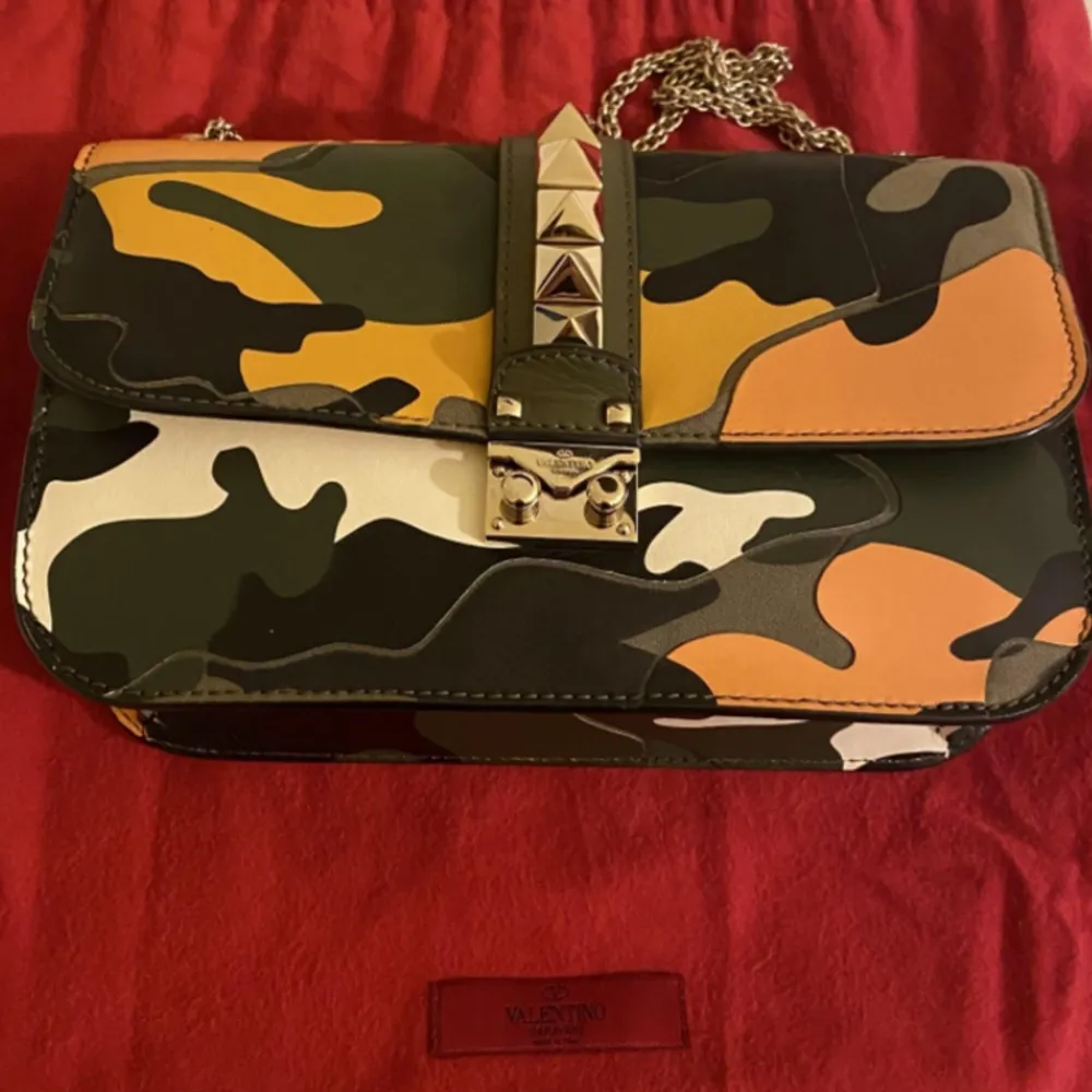 Säljer min valentino Rockstud väska i kamouflage mönster. ‼️‼️ÄKTA‼️‼️. Väskor.