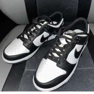 Nike Dunks Pandas. Helt nya aldrig använda tidigare. Storlek 41,5, passar dig runt 40-42 möjligtvis. Skriv vid funderingar, pris kan diskuteras!!