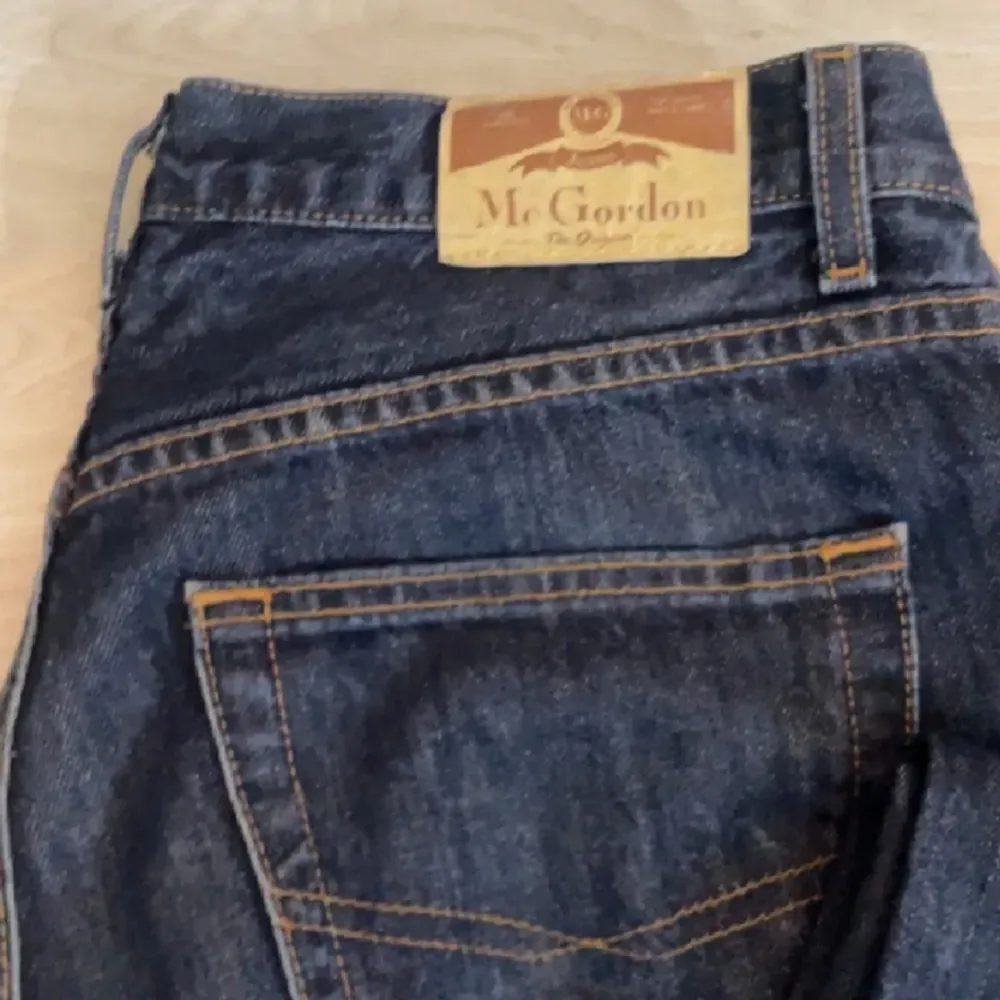 Jättefina midwaist jeans som tyvärr har blivit för små för mig (som vanligtvis har M). De har en liten fläck på benet (bild 3). Skriv om ni har några frågor eller vill ha fler bilder❤️. Jeans & Byxor.