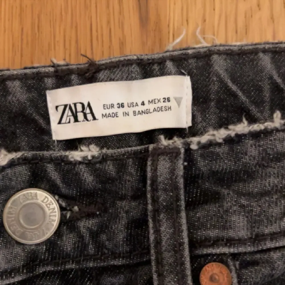 Säljer dessa boyfriend jeans ifrån zara med hål i då dom inte används längre. Jag står ej för kostanden på frakten. Priset kan ej diskuteras.. Jeans & Byxor.