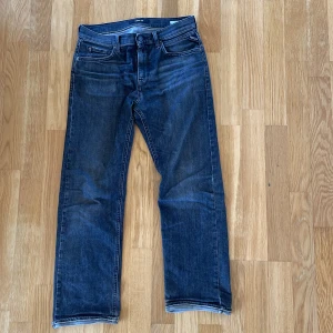 Jeans replay thad, stl 158 - Grå jeans från Replay i fint skick. Jeansen är en boyfriend modell med tight passform och raka ben. Nypris 799kr  Model replay thad Färg: Grå svart  Stl 158, 14 år