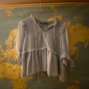 Söt topp från zara! - Söt blus perfekt till fest!💘 skriv för fler frågot