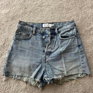 Jeanshorts - Fina shorts från &otherstories. Sitter verkligen supersnyggt. Lite för små för mig så det är lösare på någon som de passar! 