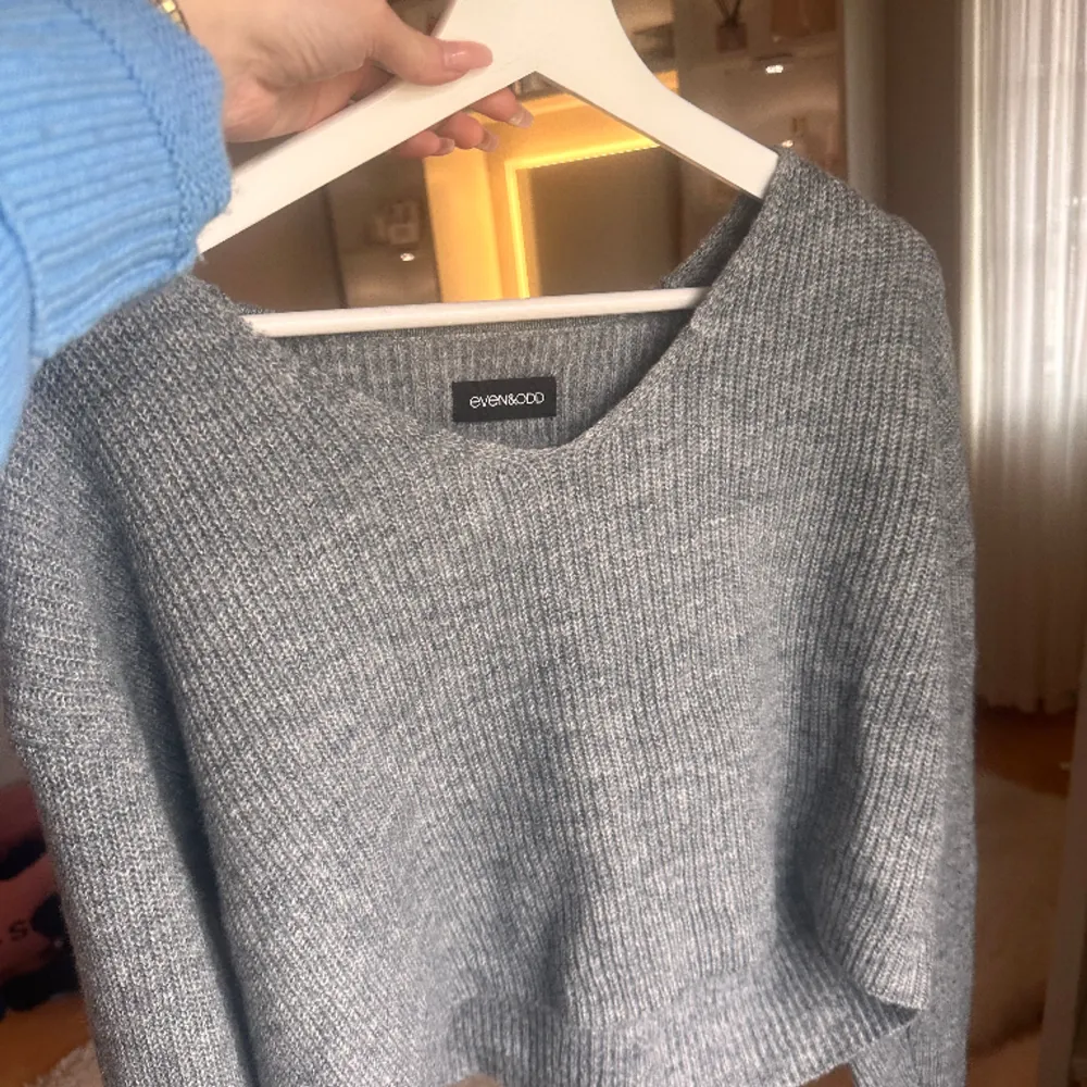 Säljer min croppade gråa even odd tröja i storlek S. Måste säga att materialet är väldigt skönt. Köparen står för frakt💖. Blusar.