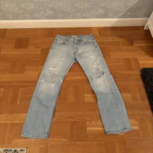Säljer nu dessa Levis Jeans med lite distressing, fin ljusblå färg, straight fit. Storlek 32-32 passar även samma. Kan skicka fler bilder samt info.