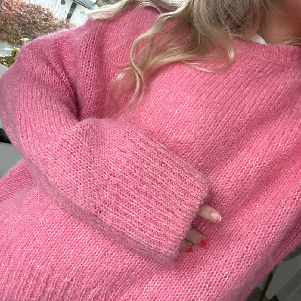 Super fin rosa stickad tröja! Denna är otroligt fin och passar till så många tillfällen💗. Tröjor & Koftor.